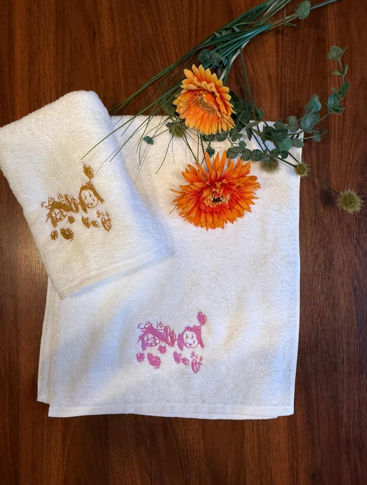 2つのイラストを横に並べて刺繍をするオーダーを頂きました(^^)✩.*˚