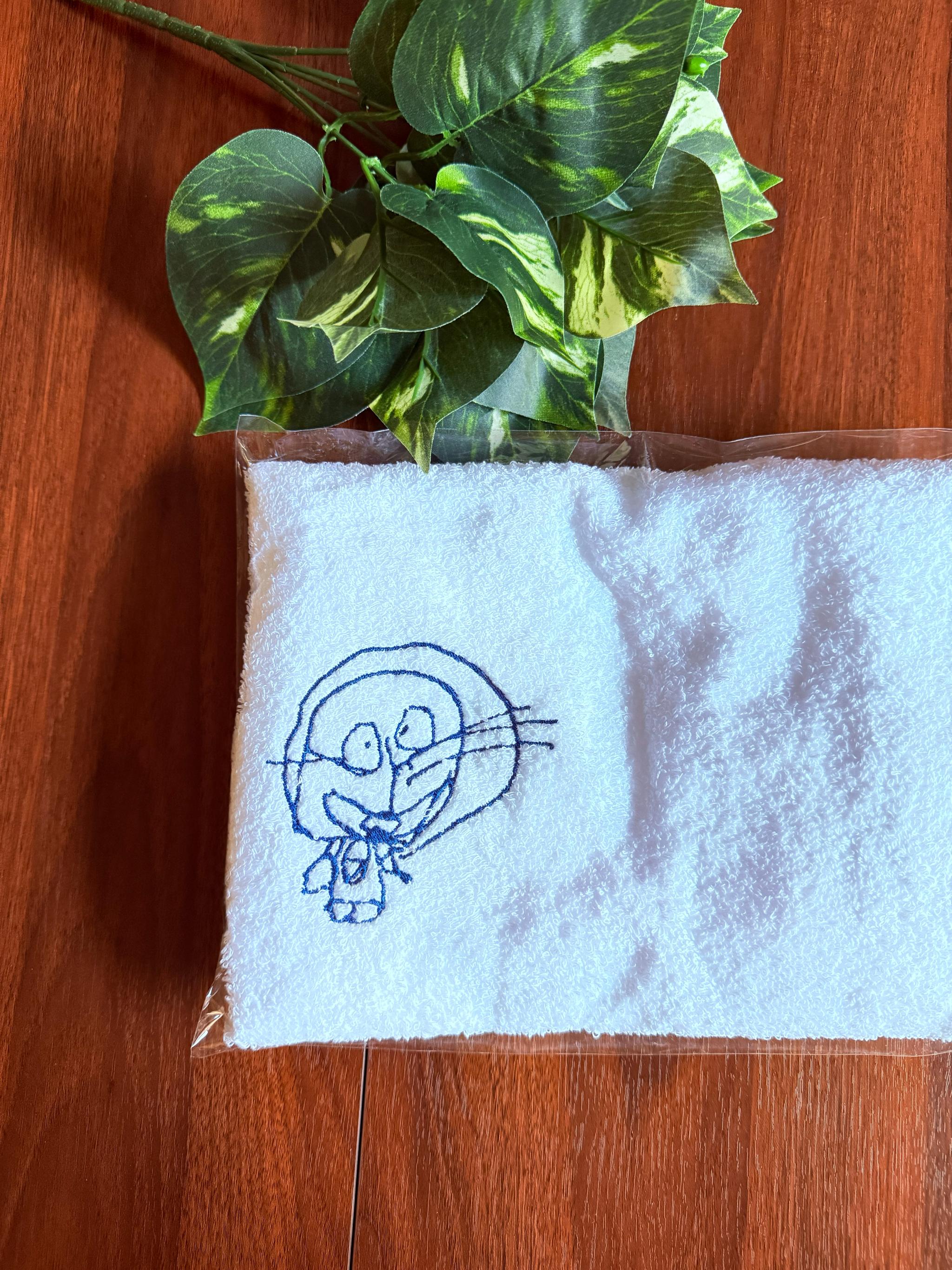 お父様へのプレゼントとして、お子さんが描いたイラストをタオルに刺繍しました(^^)